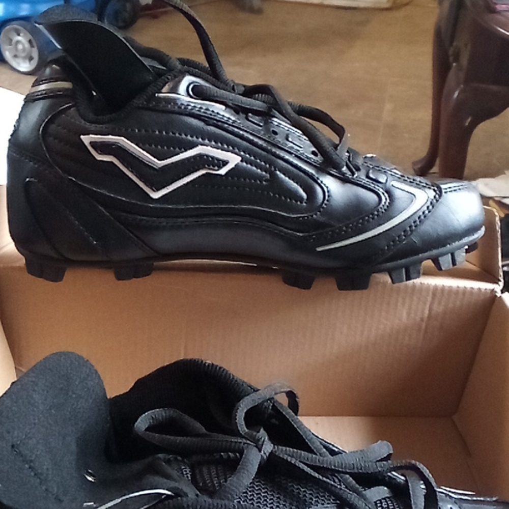 VKM Venoms size 6 youth baseball cleats